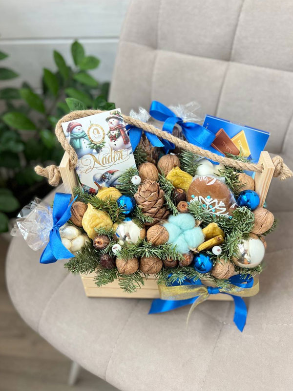 Фото Новогодняя корзинка в размере L