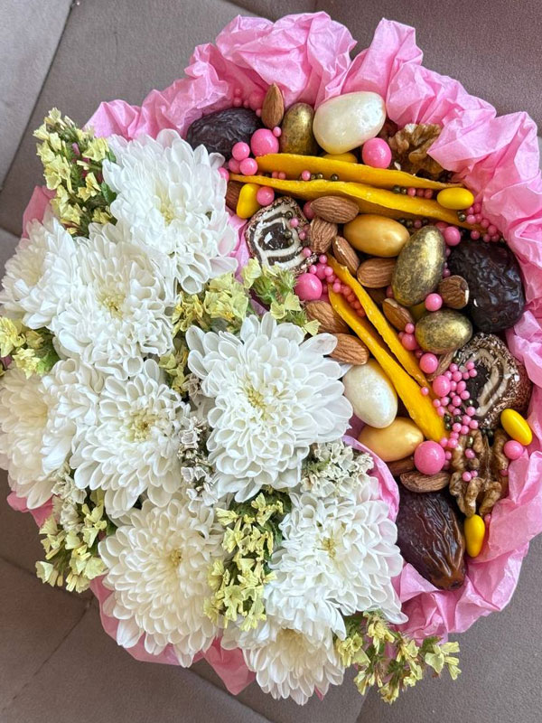 Фото Коробочка из цветов и орешков в размере М