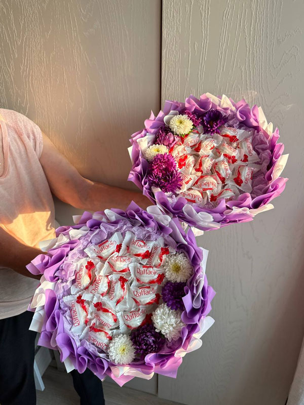 Фото Букет из рафаэлло и цветов