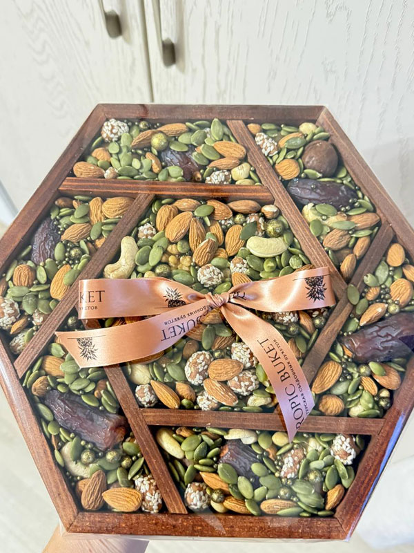 Фото Бокс деревянный с орехами и королевскими финиками 