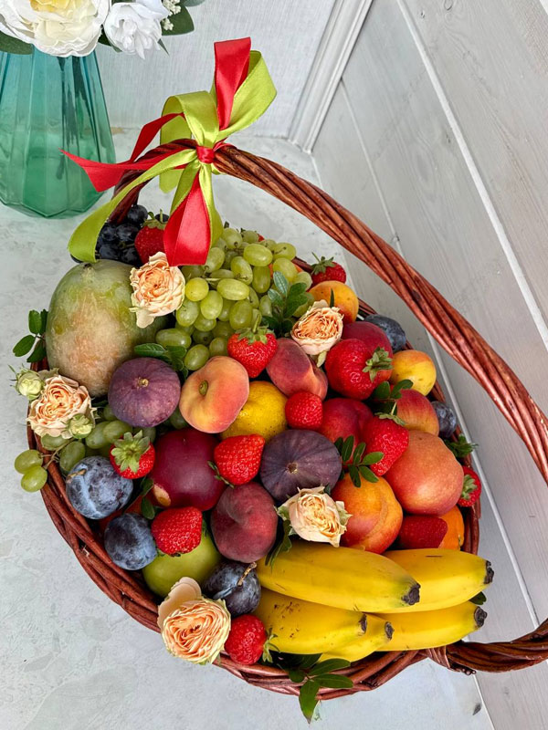 Фото Корзинка из фруктов на юбилей в размере L