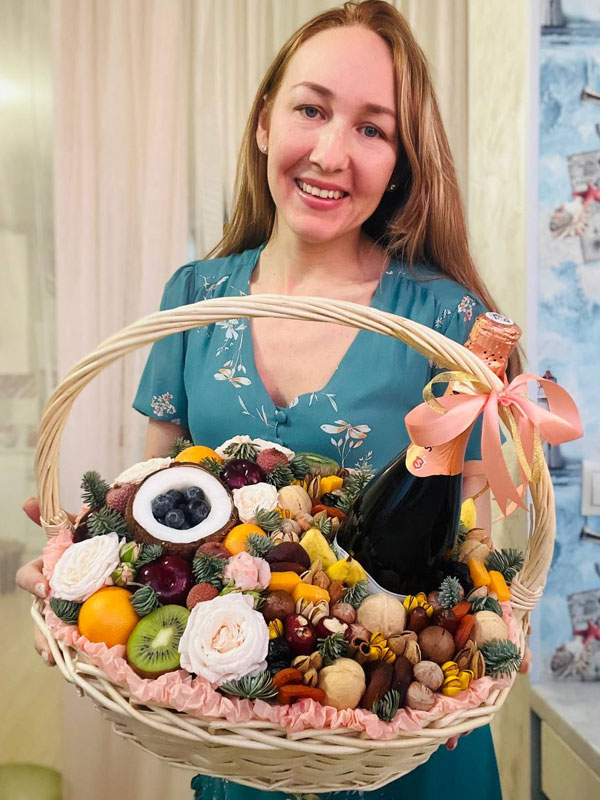 Фото Новогодняя корзинка из фруктов и сухофруктов L